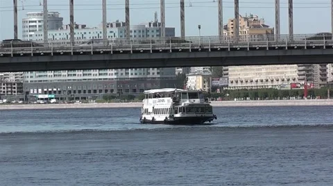 Excursion boat sails under the bridge Vídeos de archivo 51136007