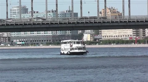 Excursion boat sails under the bridge Vídeos de archivo 52345240