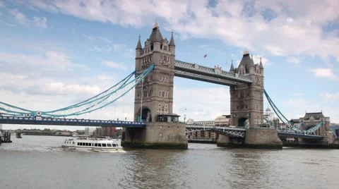 Excursion boat slowly going under magnificent Tower Bridge in London Video stock 920817