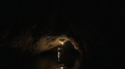 Excursion by boat through the dark cave system, mysterious atmosphere of Vietnam Vídeos de archivo 67437461