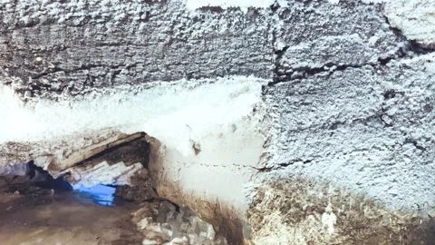 Excursion to the dark ice cave in winter.  Vídeos de archivo 250828980