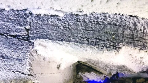 Excursion to the dark ice cave in winter.  Vídeos de archivo 250863071