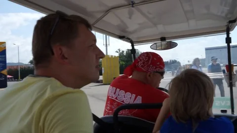 Excursion on an electric car in the Olympic Park. 库存影片 127816083