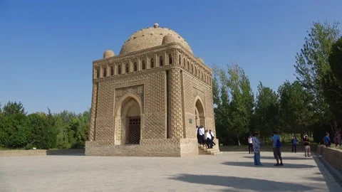 Excursion group at the ancient mausoleum of the Samanids. Bukhara, Uzbekistan Video stock 220952266
