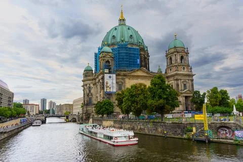 Excursion Ship Navigating Spree River Beside Berlin Cathedral Stock-Fotos