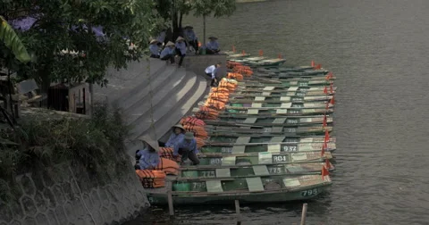 Excursion in Trang an bai, boat cave tours. Hanoi, Vietnam Vídeos de archivo 67317907