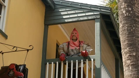 Executioner overlooks balcony in St. Augustine, Florida, United States. 스톡 동영상 116178090
