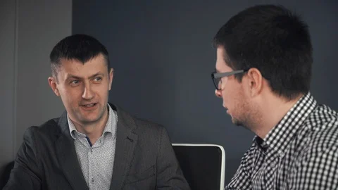 Executive businessmen communicating in office Vidéo 105975566