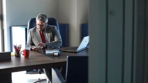 Executive chief looking report and using tablet pc e computer laptop Vídeo Stock 102114419