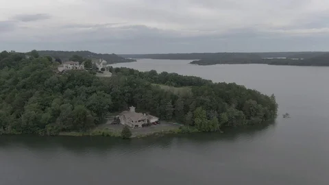 Executive houses at the lake Stockbeeldmateriaal 110588997