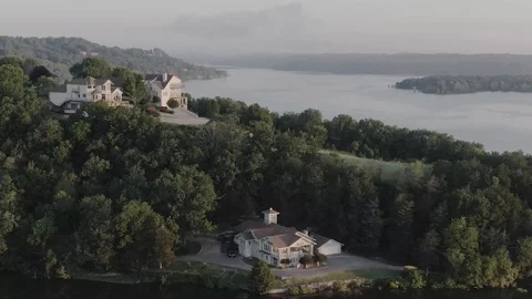 Executive lake homes Stockbeeldmateriaal 111608310