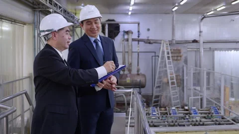 Executive manager and engineer inspecting food processing factory, business.. Stock Footage 318818071