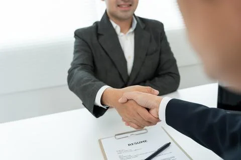 Executives accept job application and shake hand, documents and job applica.. 库存照片