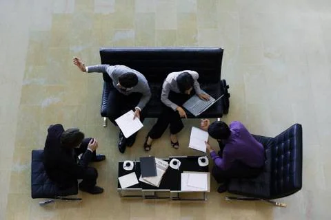 Executives having meeting, overhead view Foto stock