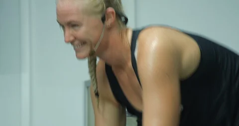 An exercise instructor speaks and smiles to her class. Vídeos de archivo 85536117