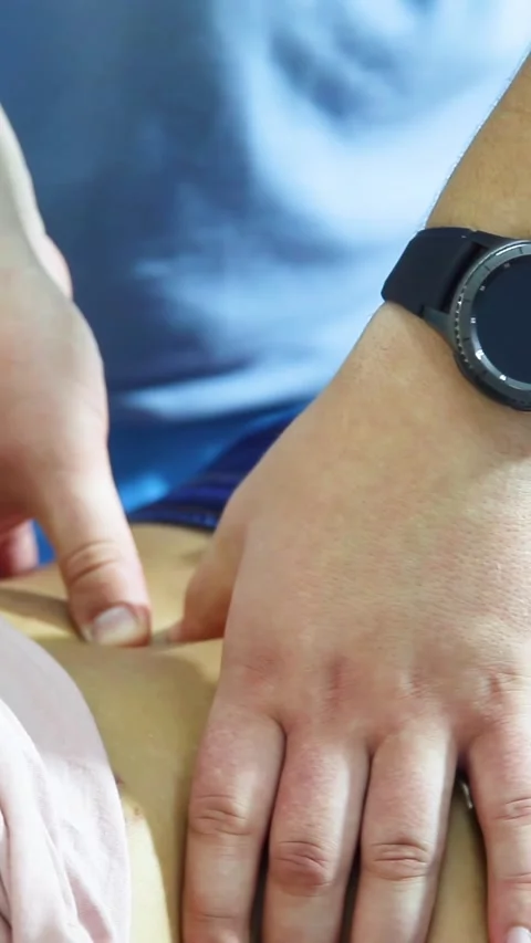 Exercise under supervision of physiotherapist. Vertical video. 库存影片 305024217