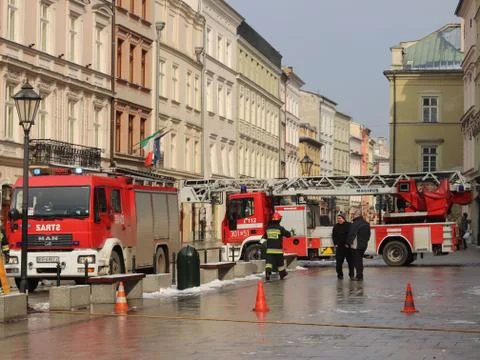 Exercises fire brigade in the old part of the city in the winter. Foto stock