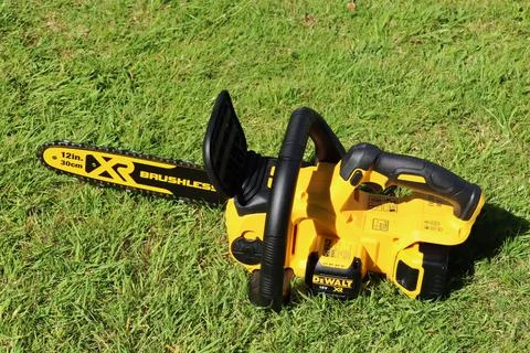 EXETER, DEVON, ENGLAND - JUNE 15TH 2021: Dewalt 18 volt cordless chainsaw on  스톡 사진