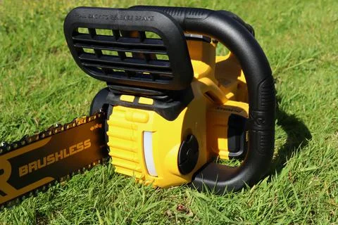 EXETER, DEVON, ENGLAND - JUNE 15TH 2021: Dewalt 18 volt cordless chainsaw on  Stock-Fotos