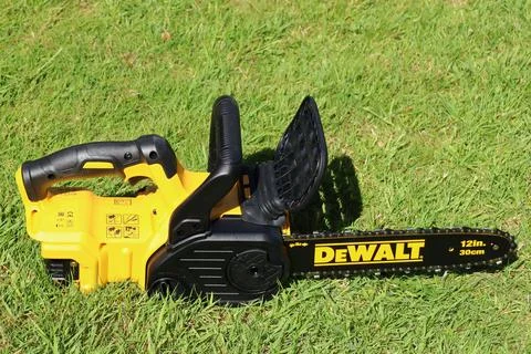 EXETER, DEVON, ENGLAND - JUNE 15TH 2021: Dewalt 18 volt cordless chainsaw on  Foto stock