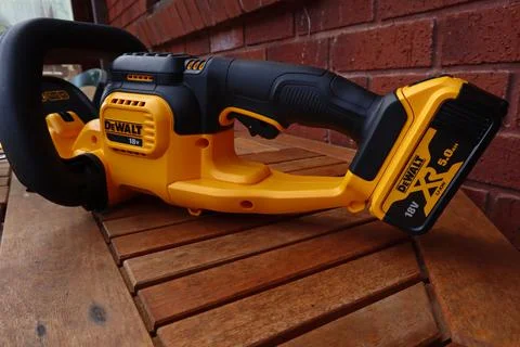 EXETER, DEVON, ENGLAND - SEPTEMBER 23RD 2020: Dewalt 18 volt cordless hedge t Stock-Fotos