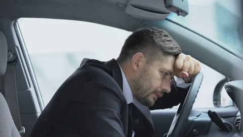 Exhausted driver leaning on steering wheel to relax, stressful job, overworking Vídeo Stock 119286124