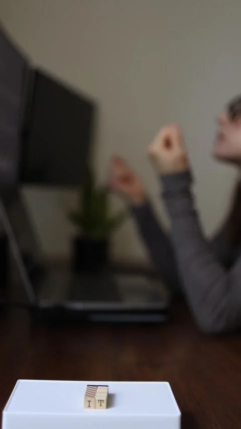 Exhausted IT worker facing burnout Vidéo 337336753