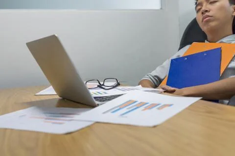 Exhausted manager fall asleep while reading reports Foto stock