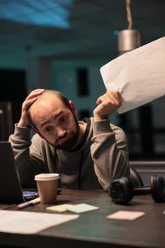 Exhausted overworked engineer programming html code Foto stock