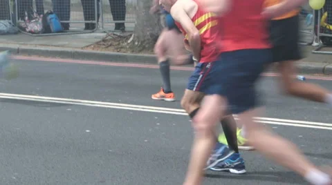 Exhausted runner stops for a break in the 2016 London Marathon - Editorial Vidéo 68435563