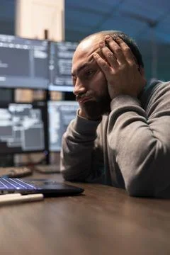 Exhausted Software Engineer Debugging Code at Night Foto stock