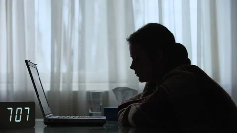 Exhausted student falling asleep, working on diploma on laptop all nightlong Vidéo 111883285