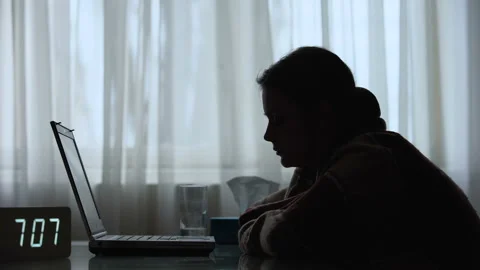 Exhausted student falling asleep, working on diploma on laptop all nightlong Vidéo 111897182