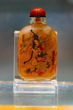 An exhibition featuring inside-painted art by Huang Shuangshui and Huang Peng Фото