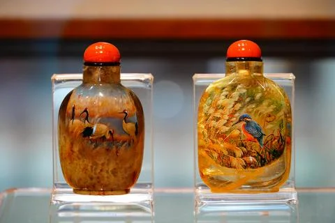 An exhibition featuring inside-painted art by Huang Shuangshui and Huang Peng Фото
