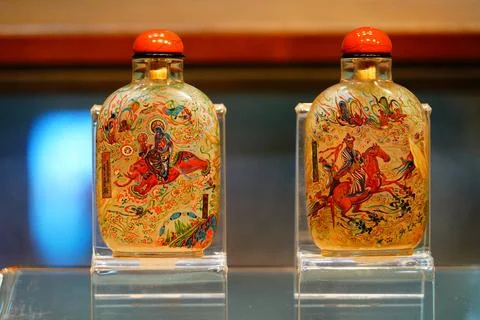 An exhibition featuring inside-painted art by Huang Shuangshui and Huang Peng Фото