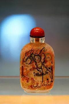 An exhibition featuring inside-painted art by Huang Shuangshui and Huang Peng Фото