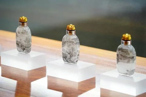 An exhibition featuring inside-painted art by Huang Shuangshui and Huang Peng Фото