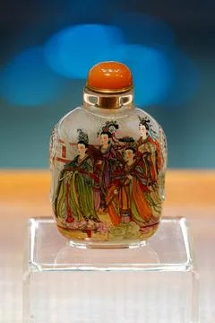 An exhibition featuring inside-painted art by Huang Shuangshui and Huang Peng Фото