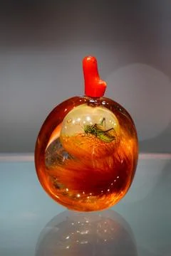 An exhibition featuring inside-painted art by Huang Shuangshui and Huang Peng Фото