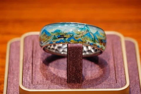 An exhibition featuring inside-painted art by Huang Shuangshui and Huang Peng Фото