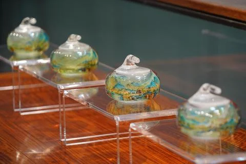 An exhibition featuring inside-painted art by Huang Shuangshui and Huang Peng Фото