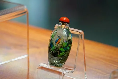 An exhibition featuring inside-painted art by Huang Shuangshui and Huang Peng Фото