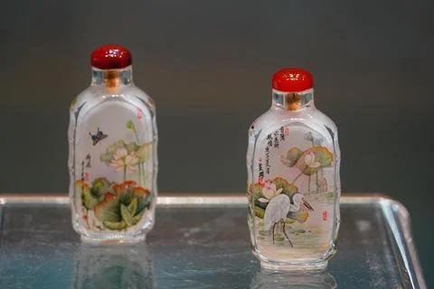 An exhibition featuring inside-painted art by Huang Shuangshui and Huang Peng Фото