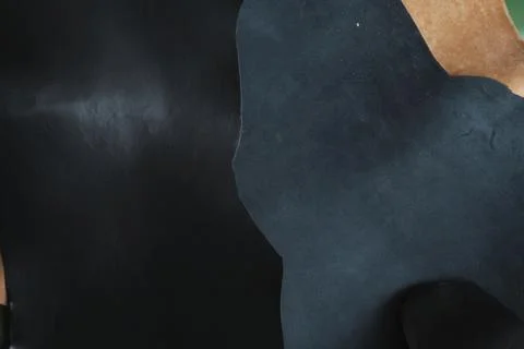 Exhibition featuring a range of high-quality black leather swatches in various 스톡 사진