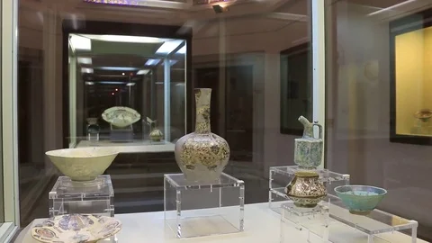 Exhibition of old Turkish ceramic tableware Video stock 72681316
