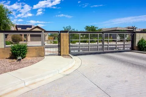 Exit Automobile Gate At Secure Subdivision Foto stock