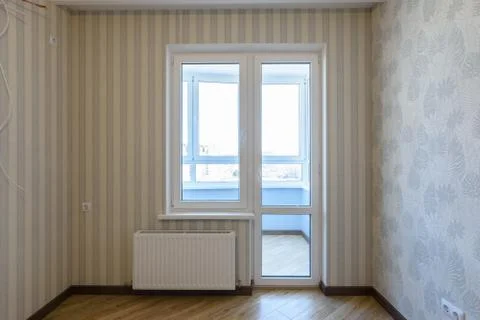 Exit to the balcony in the interior with plastic windows without furniture Foto stock
