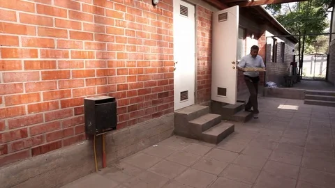 Exit building with hotdog tray Video stock 77051641