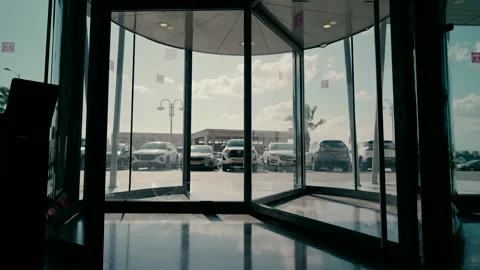 Exit to an outdoor parking lot through a revolving glass door from a hotel Stock-Footage 221784114